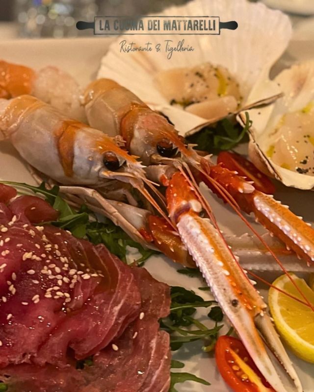 Non c'è nulla da fare, ogni volta che pubblichiamo le nostre composizioni di mare, le statistiche ci dicono che sono quelle che vi piacciono di più!! 😍
.
.
.
.
📞3492335063
📍Viale delle Fontanelle, 151, San Bonifacio VR

#dinner #cena #sanbonifacio #healthy #lacucinadeimattarelli #mangiarebene #instagood #foodblogger #food #fotobelle #messaggi #soave #caldiero #villabella #pesce #tonno #tartare #scampi #pescecrudo #estate #fresco