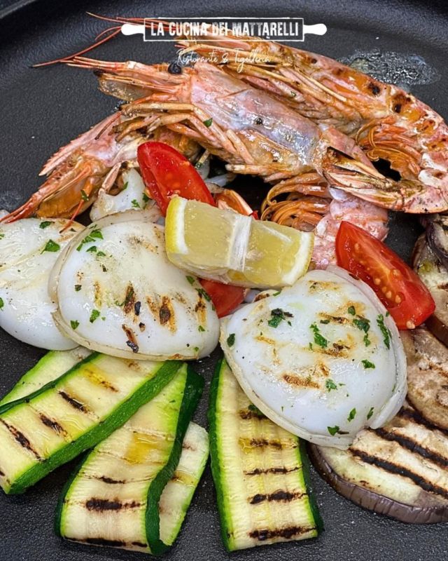 Il piatto nero, la seppia bianca, il gambero rosso, le
zucchine, le melanzane ed i pomodorini.
Risultato? sembra un quadro colorato...🎨🎨
.
.
.
.
📞3492335063
📍Viale delle Fontanelle, 151, San Bonifacio VR

#dinner #cena #sanbonifacio #healthy #lacucinadeimattarelli #mangiarebene #instagood #foodblogger #food #fotobelle #messaggi #soave #caldiero #villabella #gambero #pescecotto #seppie #piattospeciale #griglia #piatto