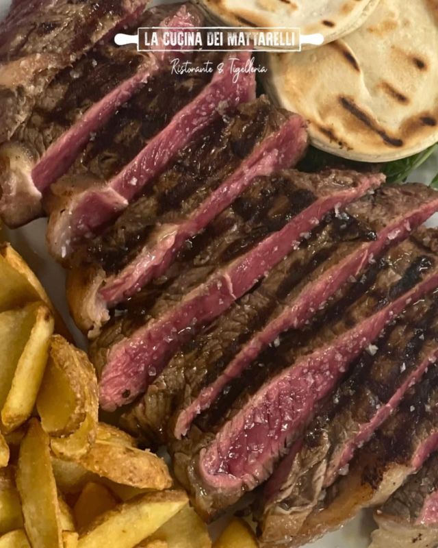 Momento curiosità!!!😍
Il riposo della carne prima di mangiarla è fondamentale per preservarne la succulenza e il sapore.
Durante la cottura, le fibre muscolari si contraggono e i succhi si perdono, rendendo la carne secca.
Il riposo permette alle fibre di rilassarsi e ai succhi di redistribuirsi, garantendo una carne succosa e tenera.
Inoltre, favorisce la distribuzione uniforme del calore e il rilascio dei succhi interni, aumentando ulteriormente il gusto.
In breve, il riposo della carne migliora significativamente l'esperienza culinaria.
.
.
.
.
📞3492335063
📍Viale delle Fontanelle, 151, San Bonifacio VR

#dinner #cena #sanbonifacio #healthy #lacucinadeimattarelli #mangiarebene #instagood #foodblogger #food #fotobelle #messaggi #soave #caldiero #villabella #angus #wagyu #tagliata#carne #meatlover #alsangue #griglia #proteine