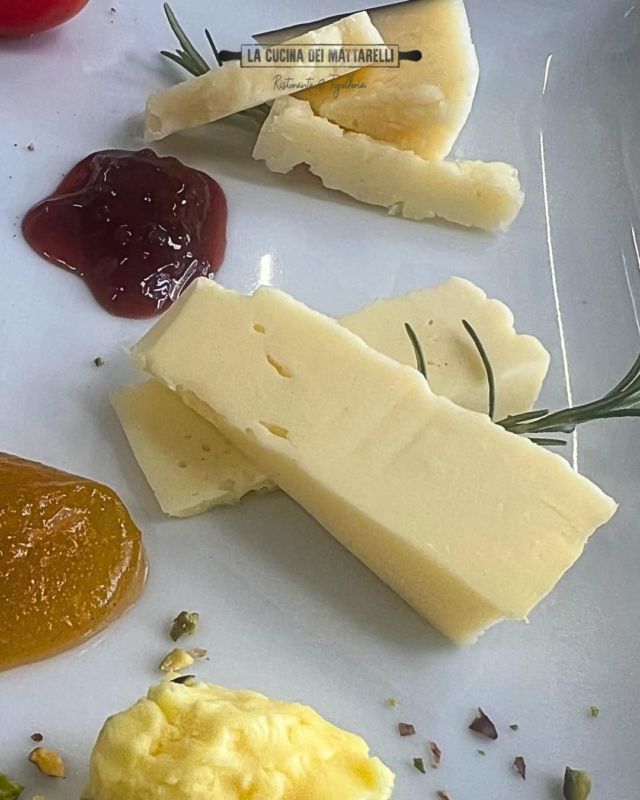 C'è chi li preferisce per una conclusione cremosa del pranzo, chi li ama come antipasto, e chi preferisce gustarli come piatto a se.

Noi pensiamo che se il prodotto è buono e le marmellate sono gustose e particolari, ogni momento è quello perfetto!!
.
.
.
.
📞3492335063
📍Viale delle Fontanelle, 151, San Bonifacio VR

#dinner #cena #sanbonifacio #healthy #lacucinadeimattarelli #mangiarebene #instagood #foodblogger #food #fotobelle #messaggi #soave #caldiero #villabella #formaggio #marmellata #cremoso #dolce #saporito #monteveronese