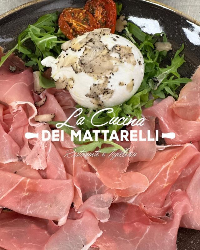 Anche se in questi giorni non sembra, siamo in estate. Quindi ecco un piatto estivo! 😂😂
.
.
.
.
📞3492335063
📍Viale delle Fontanelle, 151, San Bonifacio VR

#dinner #cena #sanbonifacio #lacucinadeimattarelli #mangiarebene #instagood #foodblogger #food #fotobelle #messaggi #soave #caldiero #villabella #healty #crudo #antipasti #tigelle #tigellenostop #tartufo #estivo